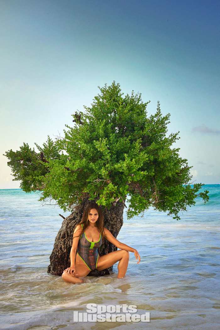 chrissy-teigen-2016-web-x159762_tk2_02554-rawwmfinal1920jpg